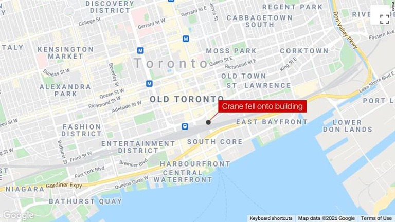 カナダ・トロントのマンション屋上でクレーンが倒れ、建物が損傷した/Google