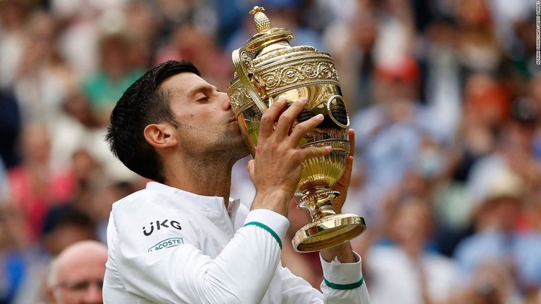 ウィンブルドン選手権で優勝したジョコビッチがトロフィーにキス＝１１日/Adrian Dennis/AFP/Getty Images