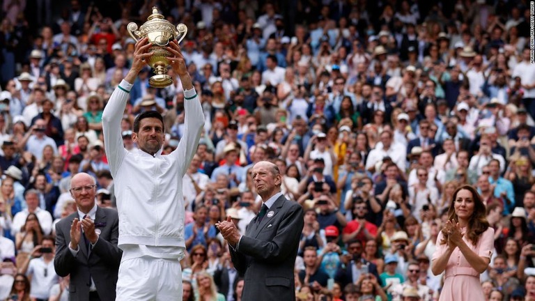 ウィンブルドンに優勝し４大大会の優勝数が２０回に到達したジョコビッチ＝１１日/Adrian Dennis/AFP/Getty Images