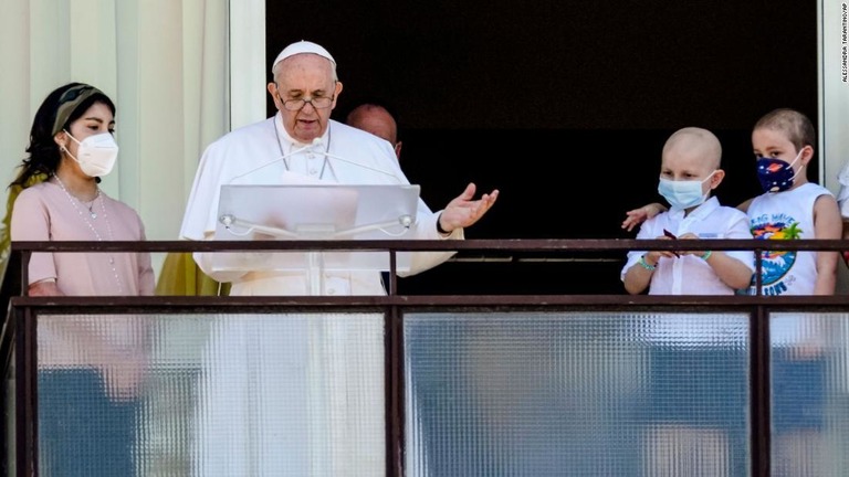病院のバルコニーに姿を現したローマ教皇フランシスコ＝１１日/Alessandra Tarantino/AP