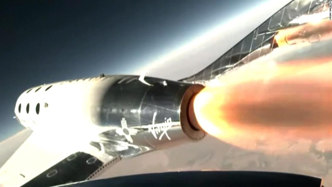 「スペースシップ２」は高度約１５キロの上空で切り離され、一瞬落下した後にロケットエンジンを噴射して上昇/Virgin Galactic