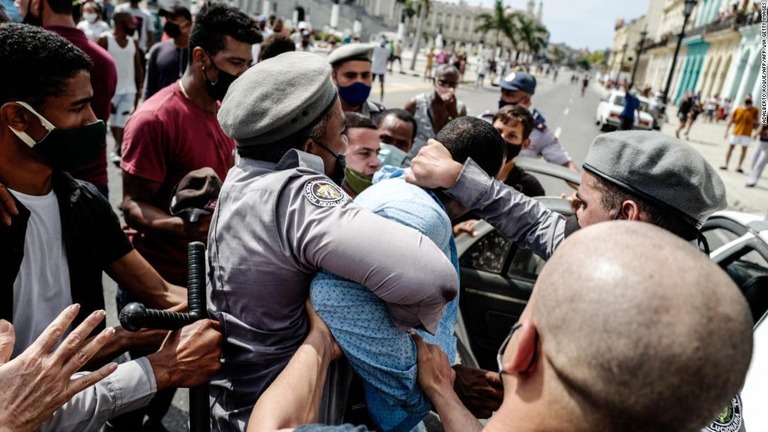 キューバのさまざまな都市で抗議運動が起きた様子を示す画像が出てきている/ADALBERTO ROQUE/AFP/AFP via Getty Images