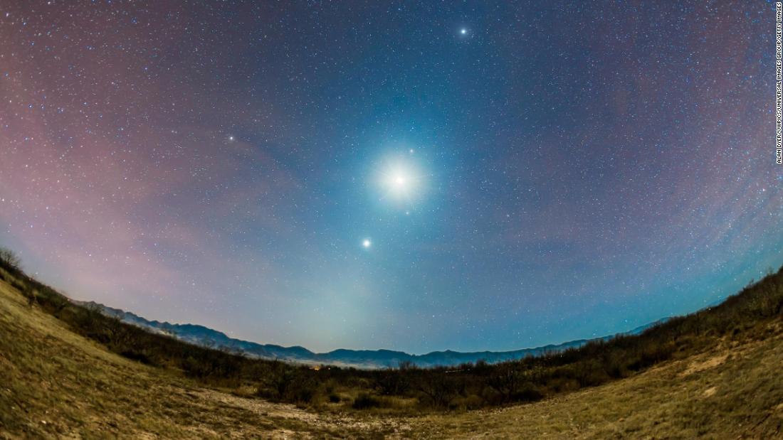 Cnn Co Jp 金星と火星と月 7月の夜空で大接近 Cnn Co Jp 金星と火星と月 7月の夜空で大接近