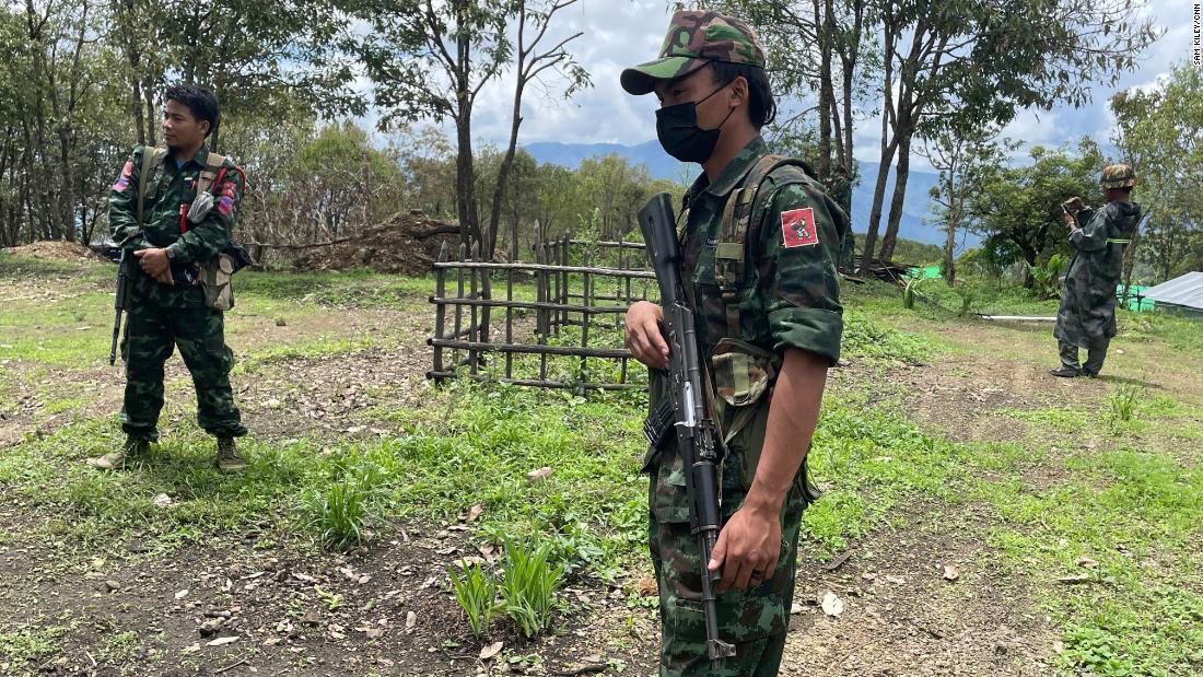 CNFの軍事部門、チン国民軍(CNA)の基地にいる兵士ら/Sam Kiley/CNN