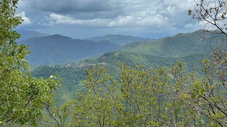 ジャングルが生い茂る山々に囲まれたキャンプ・ビクトリア/Sam Kiley/CNN