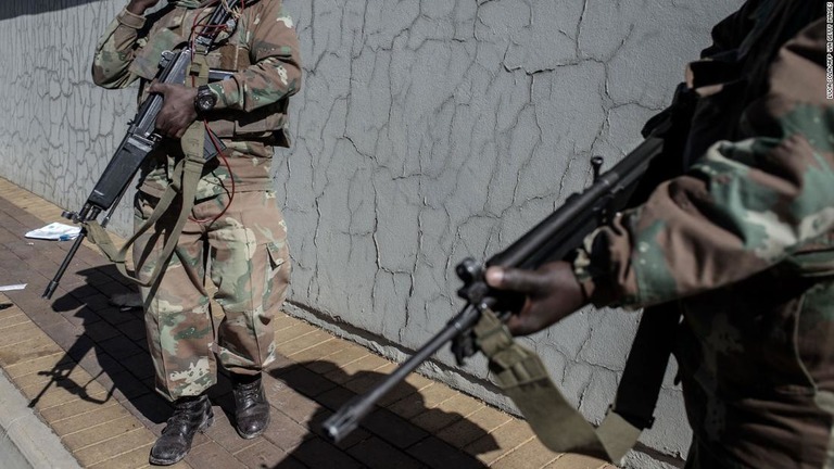 暴力鎮圧で警察の支援のために展開する軍兵士/LUCA SOLA/AFP via Getty Images