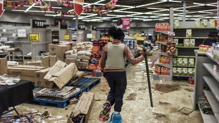 略奪を受けた店舗の内部＝１３日、南アフリカ・ハウテン州ボスルーラス/MARCO LONGARI/AFP via Getty Images