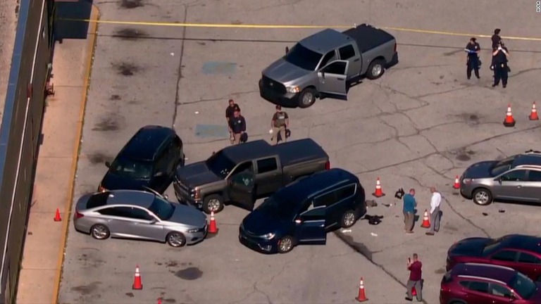 米メリーランド州のショッピングモールの駐車場で、警官に向かって発砲した容疑者が応戦した警官の銃弾を受け死亡した/WJLA