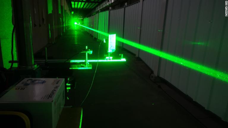 仏パリの研究施設で行われたレーザー実験の様子/P.Walch, LOA
