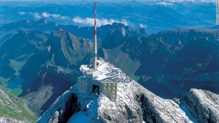 標高２５００メートルのサンティス山山頂。年に１００～４００回被雷する電波塔があり、レーザーの実証実験に最適な場所となっている/University of Geneva