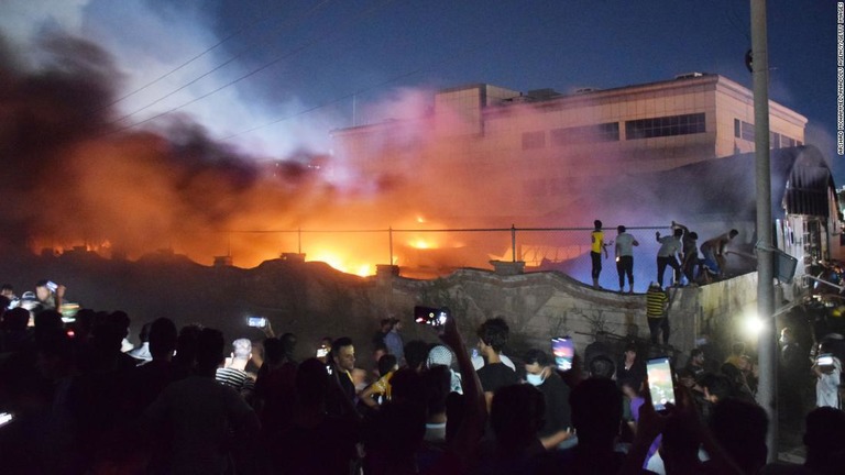 火災が起きたアルフセイン病院＝１３日、イラク・ジーカール県ナシリヤ/ Arshad Mohammed/Anadolu Agency/Getty Images