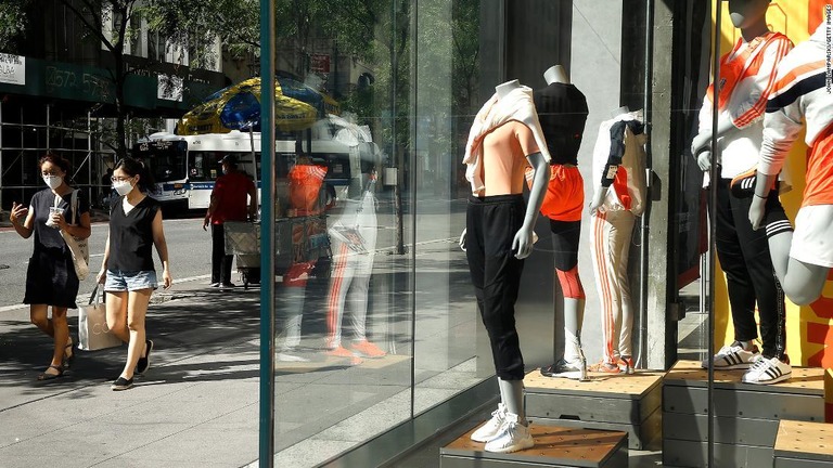 ニューヨーク５番街の服飾店前を歩く人々/John Lamparski/Getty Images 