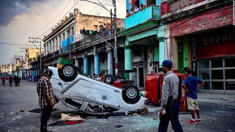 デモ中に転覆したパトカー＝１１日、キューバ・ハバナ/Yamil Lage/AFP/Getty Images