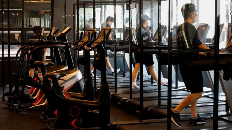 フィットネスクラブでランニングマシンを利用する人々＝１２日、韓国・ソウル/Heo Ran/Reuters