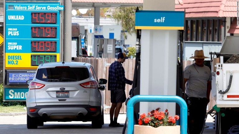 経済再開で人々の移動も増え、ガソリン価格が上がっている/Justin Sullivan/Getty Images