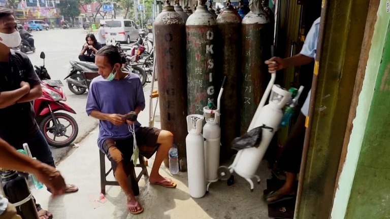 インドネシアでは多くの人が酸素タンクを求めて列をなしている/Reuters
