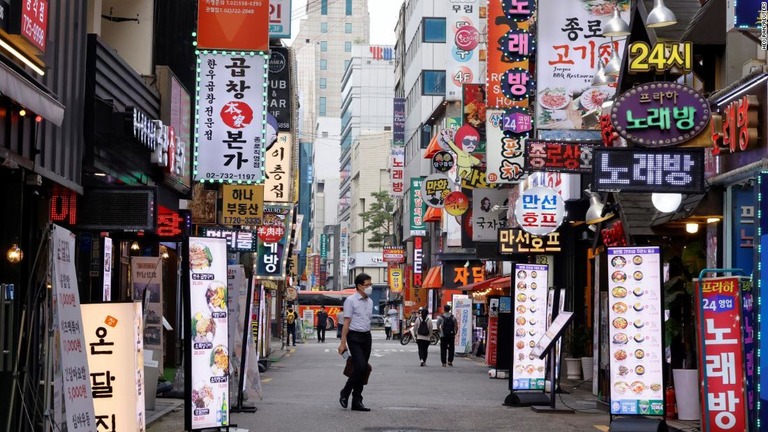 繁華街は人出がまばらになっている＝１２日、韓国・ソウル/Heo Ran/Reuters