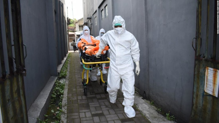 インドネシアが１日の感染者数でインドを抜き、アジアの感染拡大の中心地となった/TIMUR MATAHARI/AFP/AFP via Getty Images