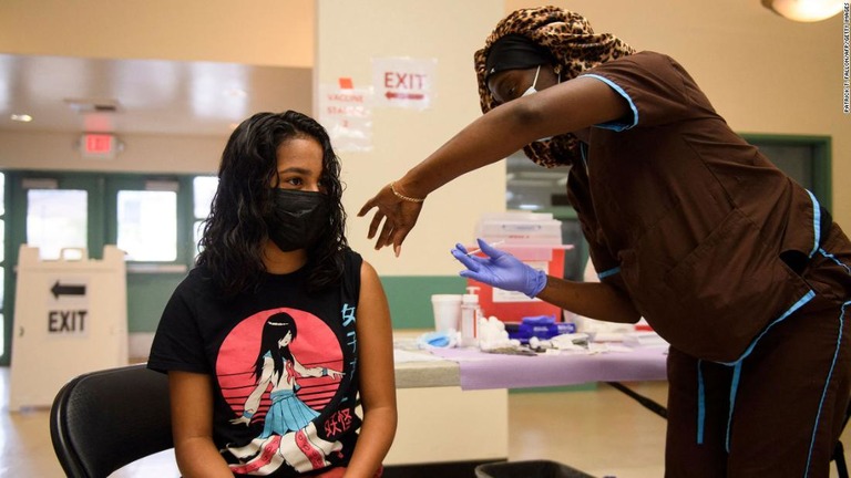 米ファイザー製の新型コロナワクチンを接種する１２歳の子ども＝５月１４日、米カリフォルニア州ロサンゼルス/Patrick T. Fallon/AFP/Getty Images