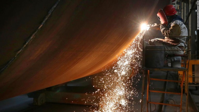 中国東部江蘇省の工場で溶接作業を行う従業員/Xu Congjun/FeatureChina/Getty Images