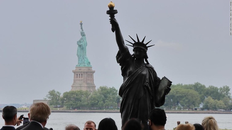自由の女神の像と「妹」の像＝７月１日、米ニューヨーク市/Gary Hershorn/Corbis News/Getty Images
