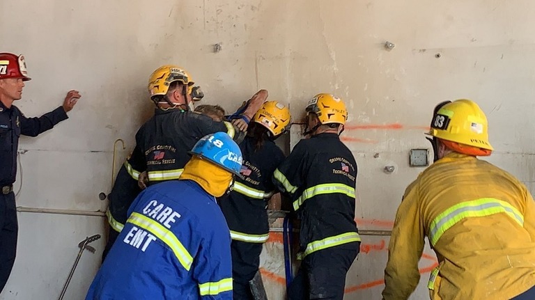 建物の間に挟まった女性が救助された＝１３日、米カリフォルニア州サンタアナ/Orange County Fire Authority