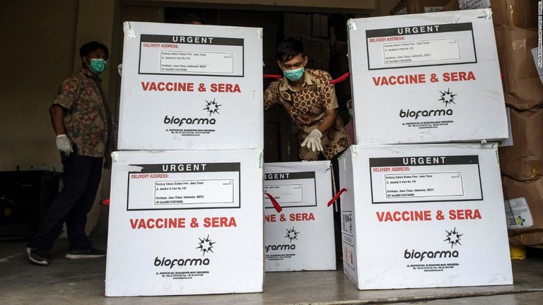 インドネシアのワクチン接種キャンペーンで使われているシノバック製ワクチンの箱＝スラバヤ/Juni Kriswanto/AFP/Getty Images