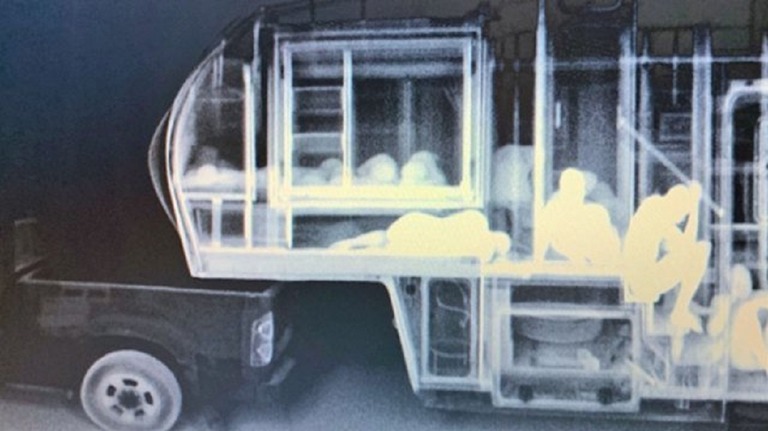大型トレーラーのＸ線写真から人身取引される人々が発見された/U.S. Customs & Border Protection