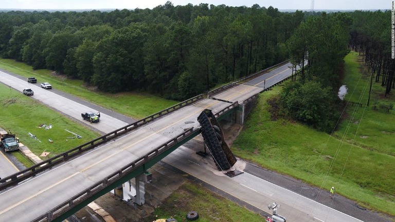 米ジョージア州で高架橋に大型トレーラーが衝突し、橋面を取り壊すまで州間高速道路が通行止めとなる/Georgia Department of Transportation