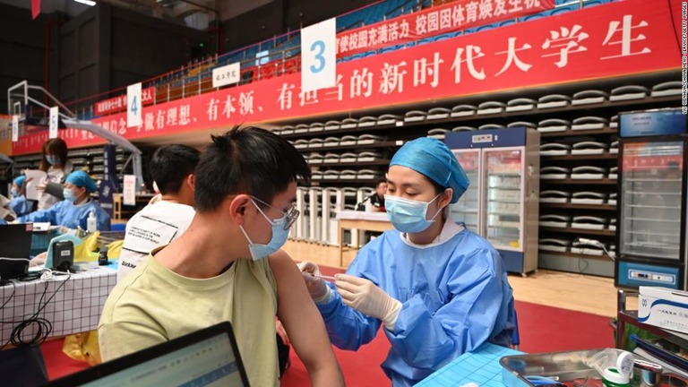 中国の一部地域がワクチン未接種の住民の公共施設利用を制限する措置を取るという/Liu Wenhua/China News Service/Getty Images