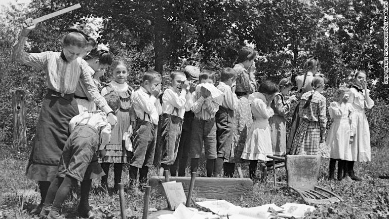 学校での体罰の写真。撮影年不詳/Kirn Vintage Stock/Corbis/Getty Images