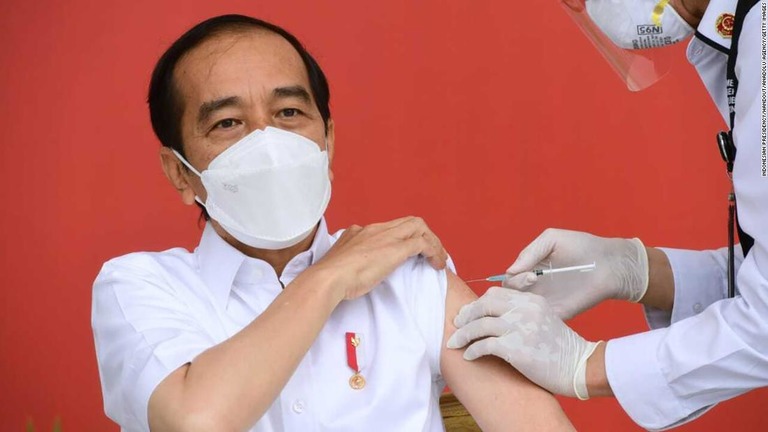 シノバック製ワクチンの１回目の接種を受けるインドネシアのジョコ大統領＝１月１３日、ジャカルタ/Indonesian Presidency/Handout/Anadolu Agency/Getty Images