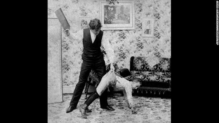 お尻叩きに使う道具は、むちやベルトなど様々だ。写真の男性はパドルと呼ばれる体罰用の櫂（かい）状の棒を手にしている/Jupiterimages/Stockbyte/Getty Images