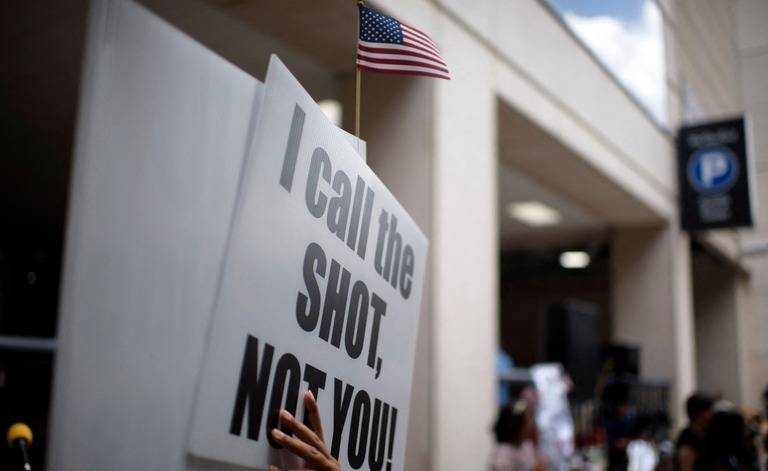 ワクチン接種を拒む米国民に理由を尋ねる調査結果が発表された/Mark Felix/AFP/Getty Images