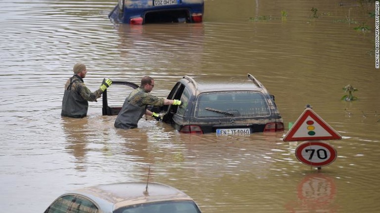 ドイツ連邦軍の兵士が洪水に巻き込まれた人々の捜索を行う＝１７日、ドイツ・エアフトシュタット/SEBASTIEN BOZON/AFP/GETTY IMAGES