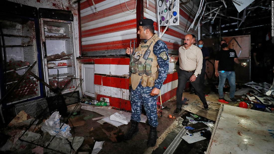 爆発現場を調べる係官=19日、イラク首都バグダッド/Ahmad Al-Rubaye/AFP/Getty Images
