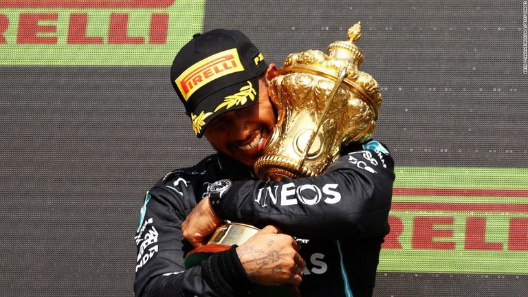 英国ＧＰを制し、表彰台でトロフィーを抱きしめるルイス・ハミルトン/Bryn Lennon/Formula 1/Getty Images