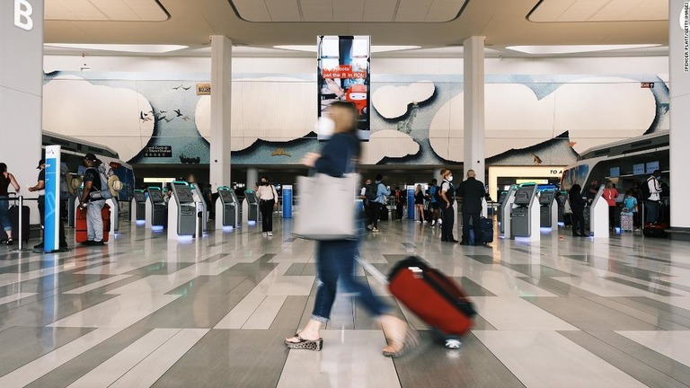 ニューヨーク市のラガーディア空港＝７月２日/Spencer Platt/Getty Images