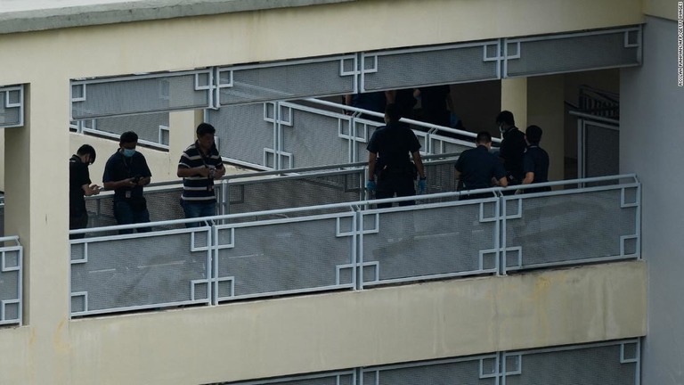 殺人があった学校に派遣された警官＝１９日、シンガポール/Roslan Rahman/AFP/Getty Images