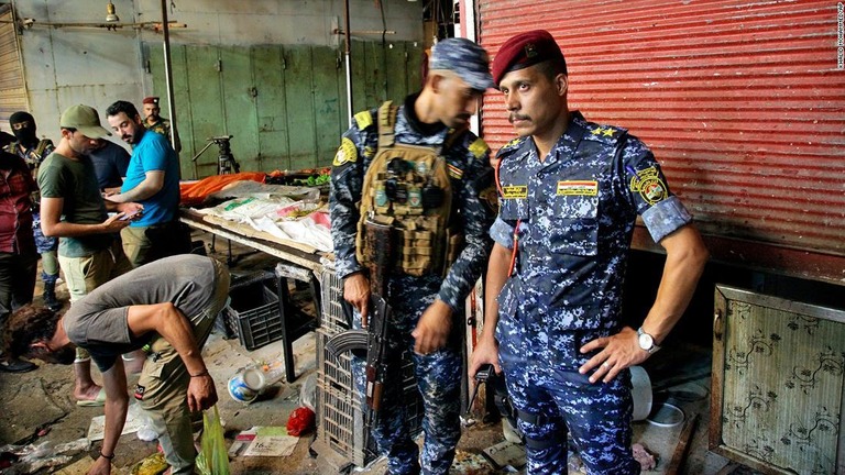爆発現場に派遣された治安部隊員＝１９日、イラク首都バグダッド/Khalid Mohammed/AP