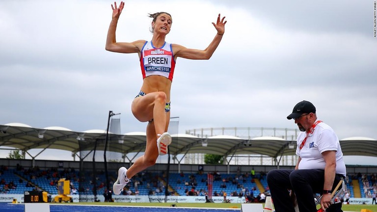 走り幅跳び決勝で跳躍するオリビア・ブリーンさん＝６月２７日、マンチェンスター/Ashley Allen/Getty Images