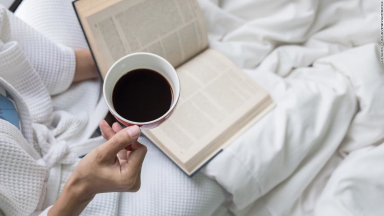 コーヒーを飲む習慣により不整脈のリスクは低減するとの研究結果が発表された/Audtakorn Sutarmjam/EyeEm/Shutterstock