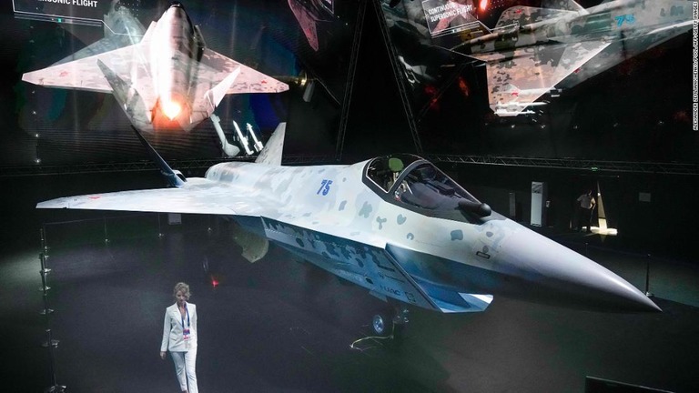 新型の第５世代ステルス戦闘機となる軽量単発機「チェックメイト」の試作機が披露された/Alexander Zemlianichenko/Pool/AFP/Getty Images