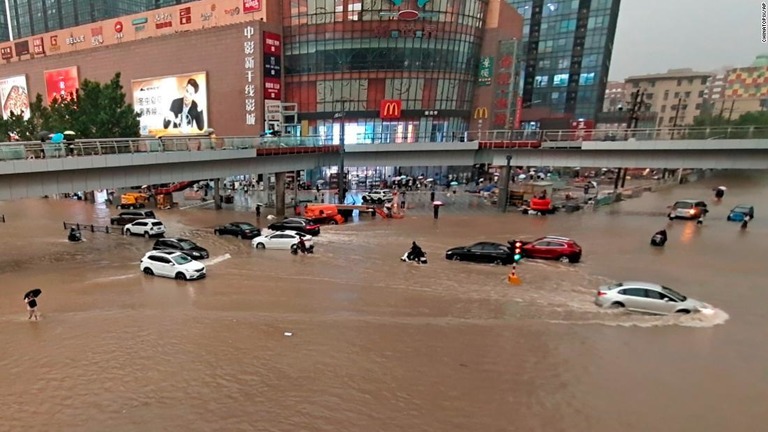 記録的豪雨に見舞われ、道路が冠水した中国河南省鄭州市の様子/Chinatopix/AP