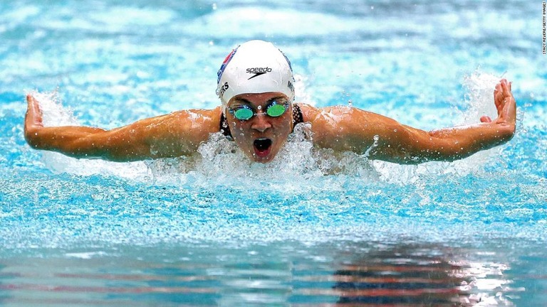 先月行われたパラリンピックの選考会で泳ぐベッカ・メイヤーズさん/Stacy Revere/Getty Images