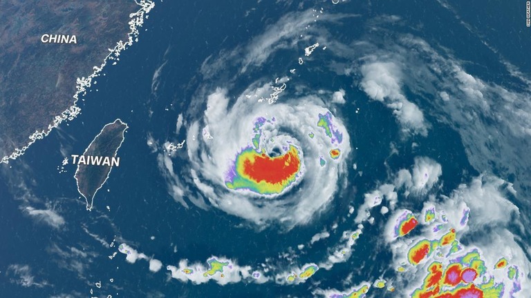 日本の南西諸島、台湾、中国の付近で勢力を強める台風６号の衛星画像/CNN Weather