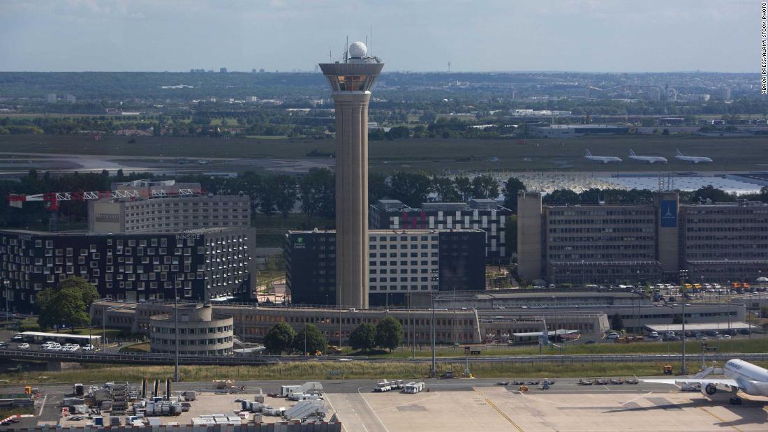Cnn Co Jp 管制官の言い間違いであわや衝突 仏パリの空港で航空機が90mまで接近 Cnn Co Jp 管制官の言い間違いであわや衝突 仏パリの空港で航空機が90mまで接近