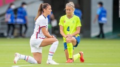 女子サッカー５チーム、片ひざついて人種差別に抗議　東京五輪