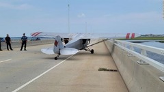 橋の上に小型機が緊急着陸、１８歳パイロットが操縦　米ニュージャージー州