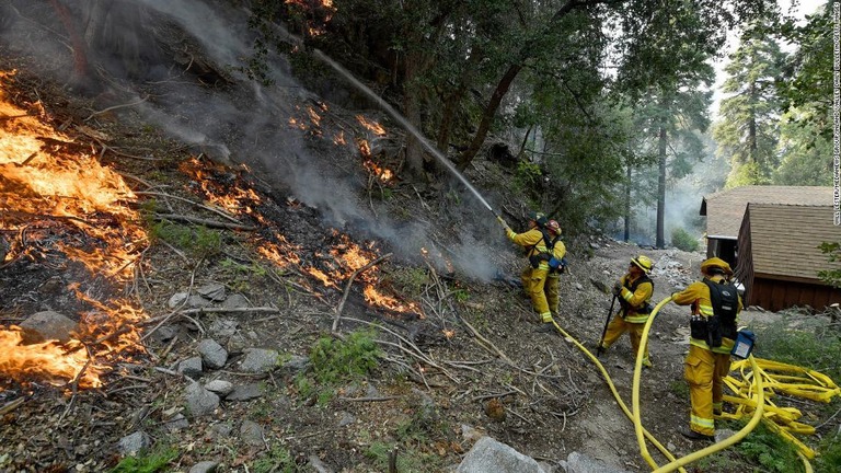 昨年９月に発生した大規模山火事の消火に当たる消防士ら/Will Lester/MediaNews Group/Inland Valley Daily Bulletin/Getty Images